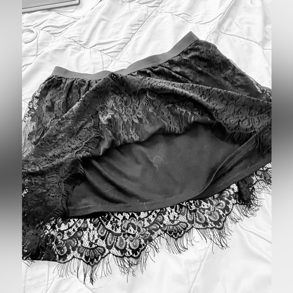 Selena Gomez Black Lace Mini Skirt - Picture 2 of 7